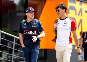 Max Verstappen, Red Bull, junto a Oliver Bearman, Haas.