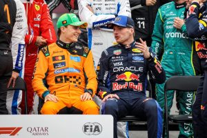 Max Verstappen, Red Bull, junto a Oscar Piastri, McLaren.