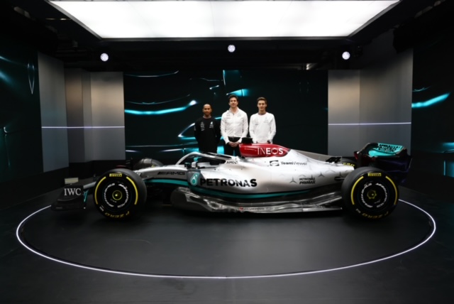 Hamilton, Russel y Wolff, junto al Mercedes W13