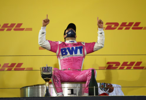 Sergio "Checo" Pérez en el podio del Gran Premio de Sakhir 2020.