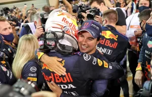 Max Verstappen abraza a Sergio Pérez tras ganar el Gran Premio de Abu Dabi y el Campeonato Mundial. Yas Marina, diciembre de 2021.