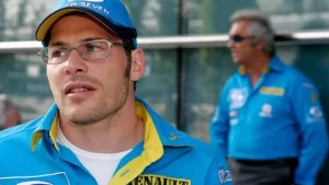Jacques Villeneuve con el equipo Renault y Flavio Briatore al fondo.