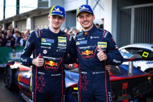 Max Verstappen junto a Chris Lulham.