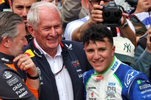 Isack Hadjar junto a Helmut Marko tras el Gran Premio de los Países Bajos.
