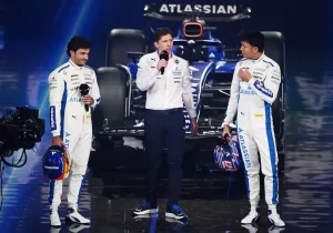 Carlos Sainz junto a James Volwes y Alexander Albon.
