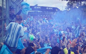 Franco Colapinto junto a fanáticos argentinos después del Gran Premio de Brasil.