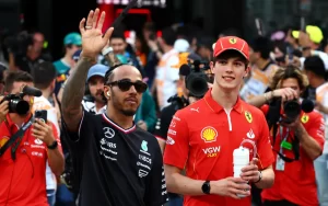 Lewis Hamilton junto a Oliver Bearman, Gran Premio de Arabia Saudí 2024.