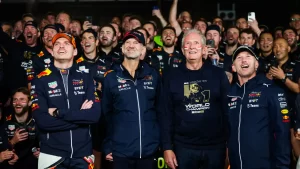 Max Verstappen junto a Adrian Newey, Helmut Marko y Christian Horner.