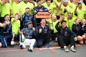 Celebración del podio de Carlos Sainz, Gran Premio de Azerbaiyán 2025.