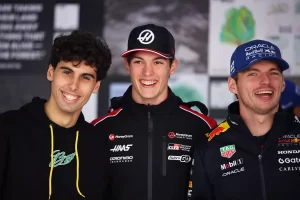 Max Verstappen junto a Gabriel Bortoleto y Oliver Bearman.