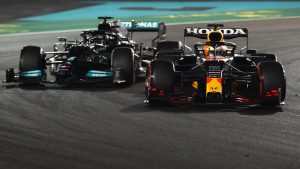 Max Verstappen superó a Lewis Hamilton en la última vuelta del Gran Premio de Abu Dhabi 2021 después de una decisión polémica. El neerlandés se convirtió en el 34° campeón mundial de la Fórmula 1.