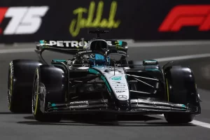 George Russell, a bordo del Mercedes W16 en el Gran Premio de Arabia Saudita 2025.