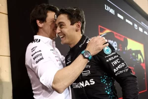 George Russell junto a Toto Wolff.