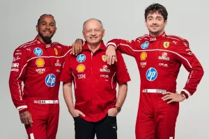 Frédéric Vasseur junto a Lewis Hamilton y Charles Leclerc.