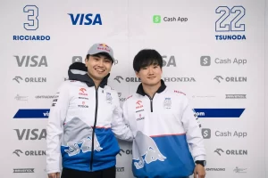 Ayumu Iwasa junto a Yuki Tsunoda, pilotos reserva de Racing Bulls y Red Bull, respectivamente.