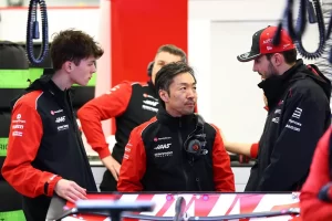 Oliver Bearman, Ayao Komatsu y Esteban Ocon.