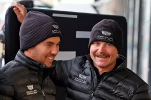 Sergio "Checo" Pérez junto a Valtteri Bottas, pilotos de Cadillac.