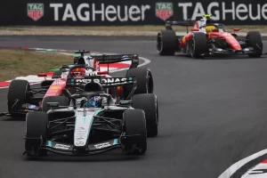 George Russell (Mercedes), seguido por las Ferrari de Charles Leclerc y Lewis Hamilton, Gran Premio de China.
