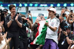 Andrea Kimi Antonelli, junto a Toto Wolff, Gran Premio de Miami 2026.